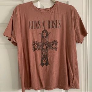 Tailgate Guns N Roses graphic t-shirt.